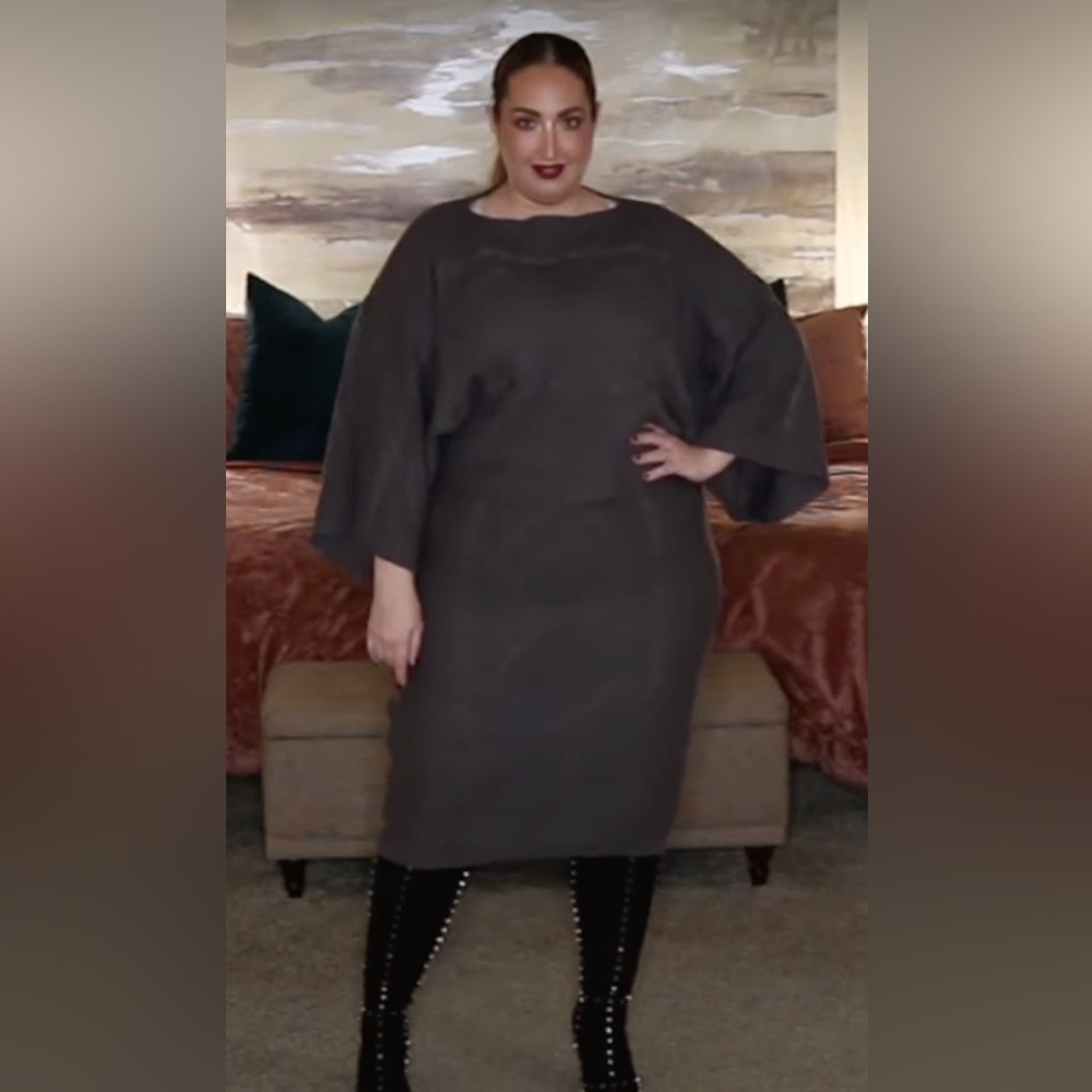 VENUS sweater and skirt set. Size 2X